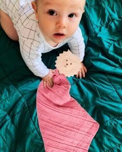 DAM Tikiri Safari: Schmusedecke Dunkelrosa - LEO Mit Kopf Aus Naturkautschuk (Beißring) 25x23cm, Auf Karton, 0+ -Kinder Welt Verkauf dam tikiri safari schmusedecke dunkelrosa leo mit kopf aus naturkautschuk beissring 25x23cm auf karton 0plus 3