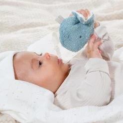 Fehn 056365 Musselindecke Mit Wal FehnNATUR – Weiche Babydecke Mit Knister-Spielzeug Aus 100% Bio-Baumwolle Für Babys Und Kleinkinder Ab 0+ Monaten – Größe: 135 X 100 Cm 7 Fehn 056365 Musselindecke Mit Wal FehnNATUR – Weiche Babydecke Mit Knister-Spielzeug Aus 100% Bio-Baumwolle Für Babys Und Kleinkinder Ab 0+ Monaten – Größe: 135 X 100 Cm -Kinder Welt Verkauf fehn 056365 musselindecke mit wal fehnnatur weiche babydecke mit knister spielzeug aus 100 bio baumwolle fuer babys und kleinkinder ab 0plus monaten groesse 135 x 100 cm 3