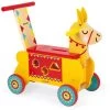 Janod J08004 Lama-Reittier Aus Holz Für Kinder, Leise Räder, Staufach Und 6 Klötze, Gleichgewicht Lernen, Für Kinder Ab 1 Jahr, Gelb Und Rot -Kinder Welt Verkauf janod j08004 lama reittier aus holz fuer kinder leise raeder staufach und 6 kloetze gleichgewicht lernen fuer kinder ab 1 jahr gelb und rot