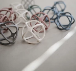 MUSHIE - TEETHER Ball Getrockneter Thymian -Kinder Welt Verkauf mushie teether ball getrockneter thymian 2