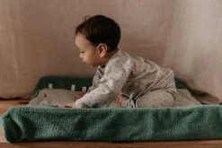 Snoozebaby Wickelauflage Happy Dressing Smokey Green - 45 X 70cm GOTS -Kinder Welt Verkauf snoozebaby organic changing cover happy dressing 45 x 70cm smokey green