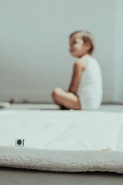 Snoozebaby Spieltuch Fröhlicher Spielstein Beige - 75x95cm -Kinder Welt Verkauf snoozebaby organic playing cloth cheerful playing 75x95cm stone beige 1