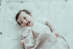 Snoozebaby Spieltuch Fröhlicher Spielstein Beige - 75x95cm -Kinder Welt Verkauf snoozebaby organic playing cloth cheerful playing 75x95cm stone beige 2