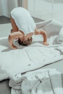 Snoozebaby Spieltuch Fröhlicher Spielstein Beige - 75x95cm -Kinder Welt Verkauf snoozebaby organic playing cloth cheerful playing 75x95cm stone beige