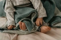 Snoozebaby Bio-Wickeltuch Trendy Wrapping - Smokey Green -Kinder Welt Verkauf snoozebaby organic wrap blanket trendy wrapping 90x110cm smokey green