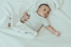 Snoozebaby Wickeldecke Trendy Wrapping Stone Beige - 90x110cm -Kinder Welt Verkauf snoozebaby organic wrap blanket trendy wrapping 90x110cm stone beige 2