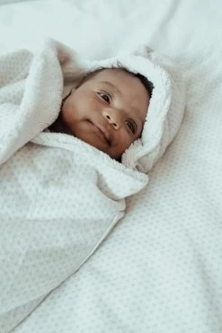 Snoozebaby Wickeldecke Trendy Wrapping Stone Beige - 90x110cm -Kinder Welt Verkauf snoozebaby organic wrap blanket trendy wrapping 90x110cm stone beige