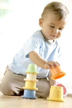 Stapelturm Mit 7 Bechern, Rainbow Stacker, Ab 6 Monaten, Im Geschenkkarton, Ca. 8,5 X 8,5 X 13 Cm -Kinder Welt Verkauf tolo baby stapelbekers pastelkleur 7 stuks